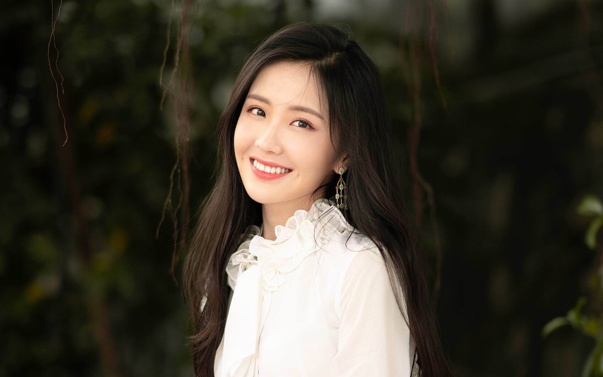 库里站在对手席上鼓掌，当北京队用勇士的节奏狂胜雄鹿