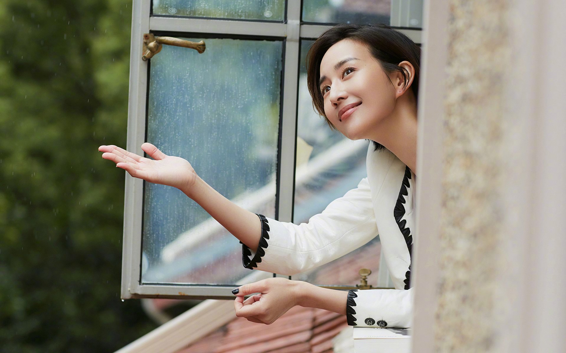 看到您这个极具张力的关键词组合，我的理解是，这并非一场真实的足球比赛，而是一个充满象征意义的战场。它可以是资本与市场的对决，是明星力量的碾压，也可以是命运齿轮转动的瞬间。让我们为您展开这幅画卷